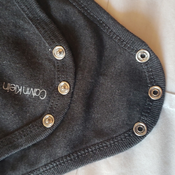 π CALVIN KLEIN - Grey Onesie - Size 18M - Picture 4 of 4